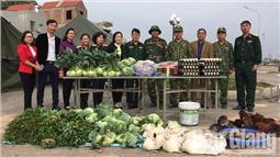 Ban CHQS và Hội LHPN TP Bắc Giang ủng hộ thực phẩm cho bộ đội tham gia diễn tập khu vực phòng thủ tỉnh